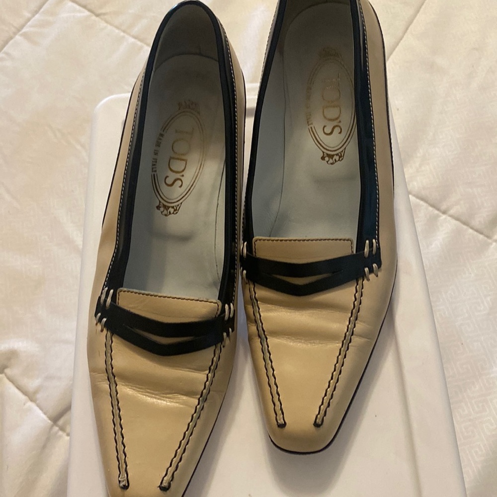 Tods leather beige black low heel 8.5 shoe